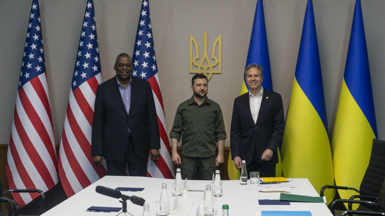 US Secretary of Defense Lloyd Austin (L) and Secretary of State Antony Blinken (R) meet with Ukrainian President Volodymyr Zelensky (C) in Kiev, Ukraine, April 24, 2022. © US Department of Defense / AFP