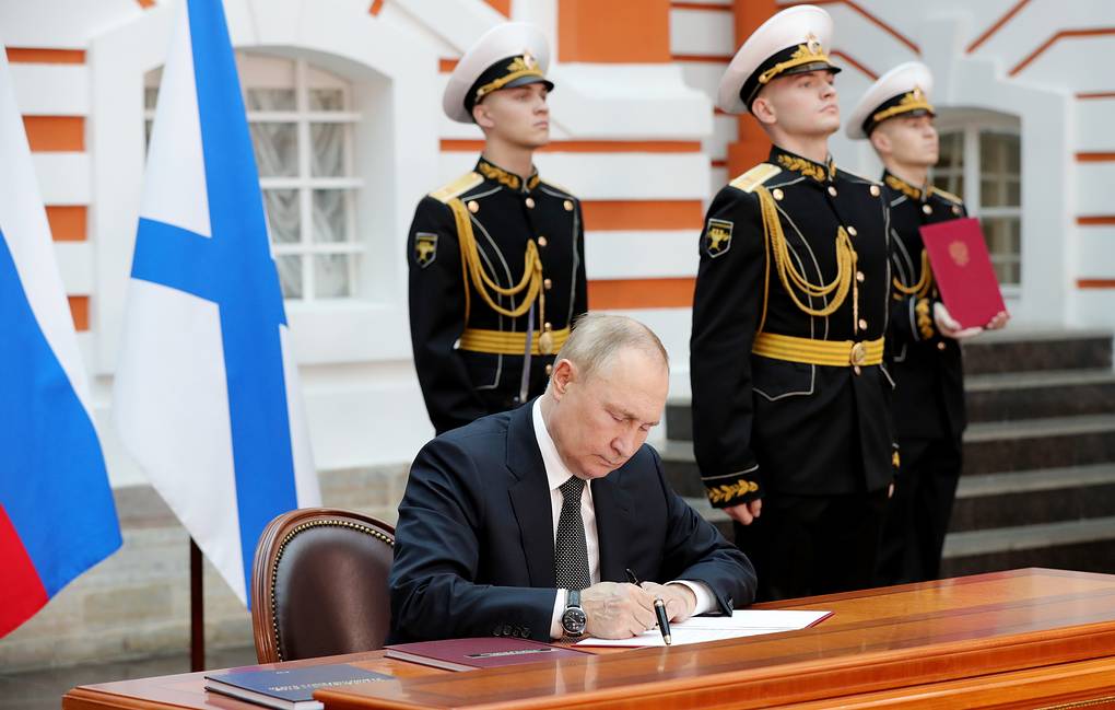 ST PETERSBURG, RUSSIA - JULY 31, 2022: Russia's President Vladimir Putin (C) signs executive orders approving the Naval Doctrine of Russia and the Russian Navy Regulations at the St Petersburg State History Museum at the Peter and Paul Fortress on Russian Navy Day. Mikhail Klimentyev/Russian Presidential Press and Information Office/TASS