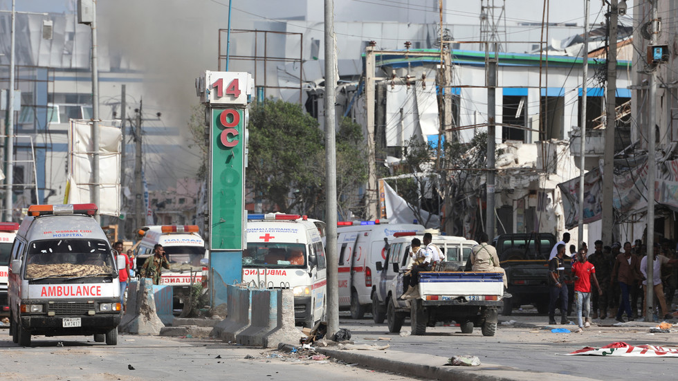 Ambulances at the site of the car bombings in Somalia’s capital Mogadishu. © AFP / Hassan Ali Elmi