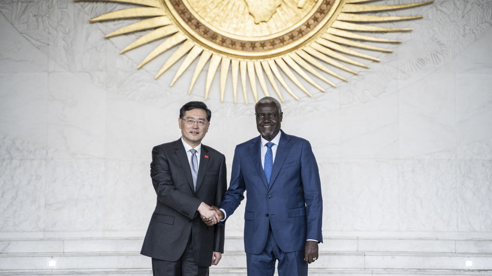 China's Foreign Minister Qin Gang and African Union Commission chair Moussa Faki at the AU headquarters in Addis Ababa, Ethiopia, January 11, 2023. © Amanuel Sileshi / AFP