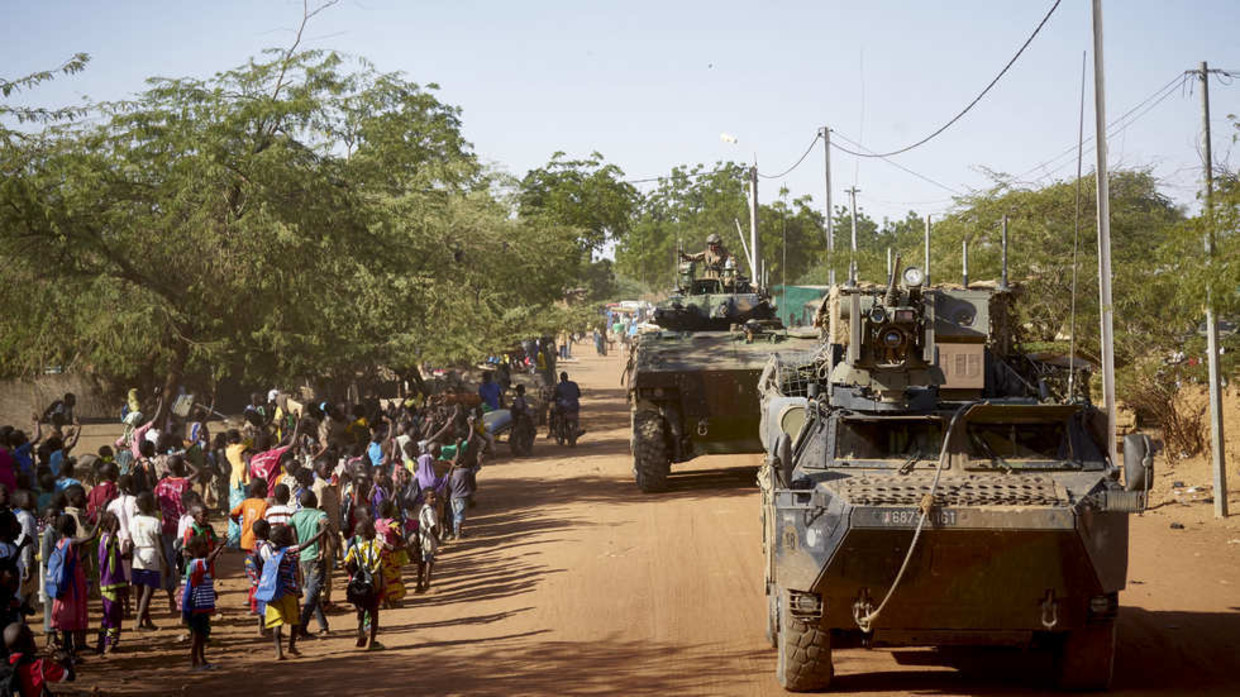 French soldiers patrol the village Gorom Gorom in armored personnel carriers during the Barkhane operation in northern Burkina Faso on November 14, 2019. © MICHELE CATTANI / AFP