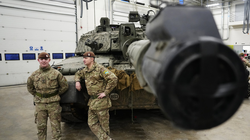 British military officers stand next to a Challenger 2 tank at the Tapa Military Camp in Estonia, January 19, 2023 © AP / Pavel Golovkin