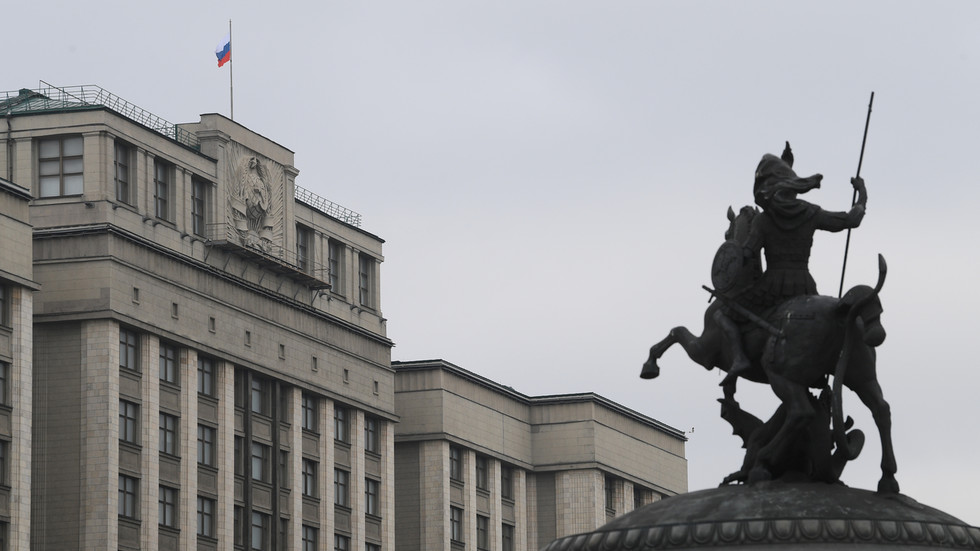 The statue of George the Victorious faces the State Duma of the Russian Federation. © Sputnik / Alexey Maishev