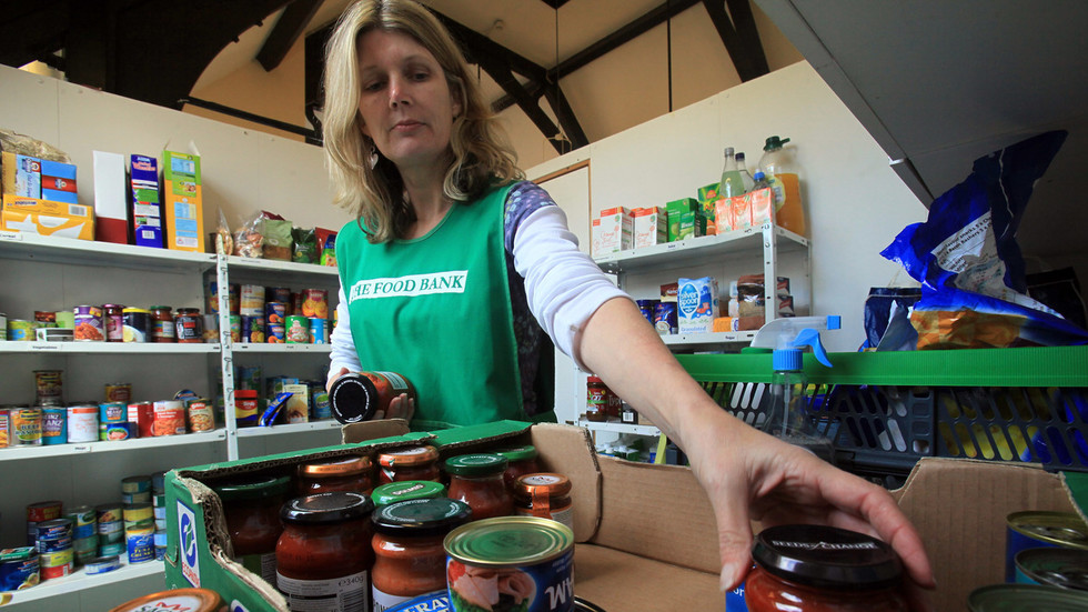 Salisbury foodbank volunteer sorts a donation of food at the foodbank centre and cafe in Salisbury, England. © Matt Cardy / Getty Images
