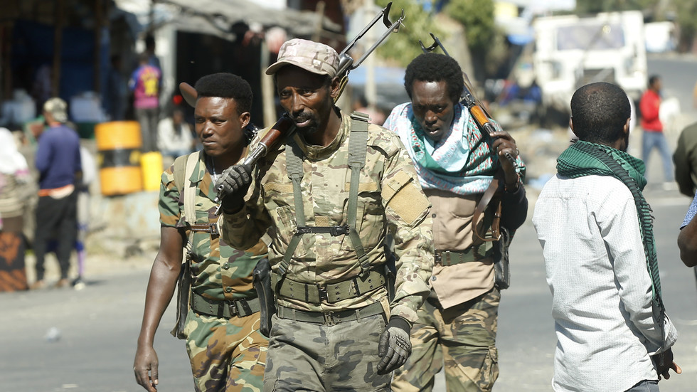 Ethiopian security forces patrol at street after Ethiopian army took control of Hayk town of Amhara city from the rebel Tigray People's Liberation Front (TPLF) in Ethiopia. © Minasse Wondimu Hailu / Anadolu Agency via Getty Images