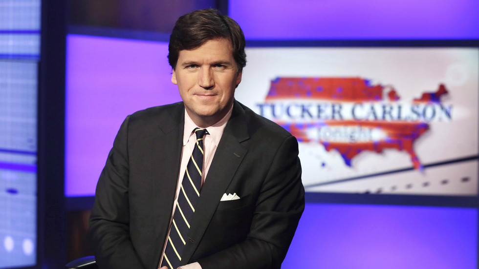 Tucker Carlson, host of 'Tucker Carlson Tonight', poses for photos in a Fox News Channel studio. © AP Photo / Richard Drew