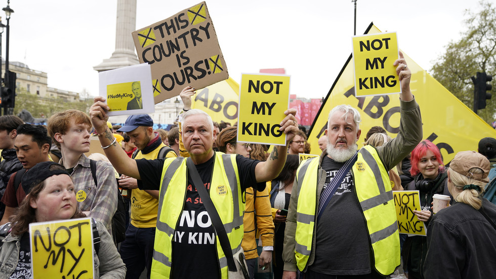 Anti-monarchy protesters demonstrate near the procession route for ]King Charles III's coronation in London, Britain, May 6, 2023 © AP / Scott Garfitt