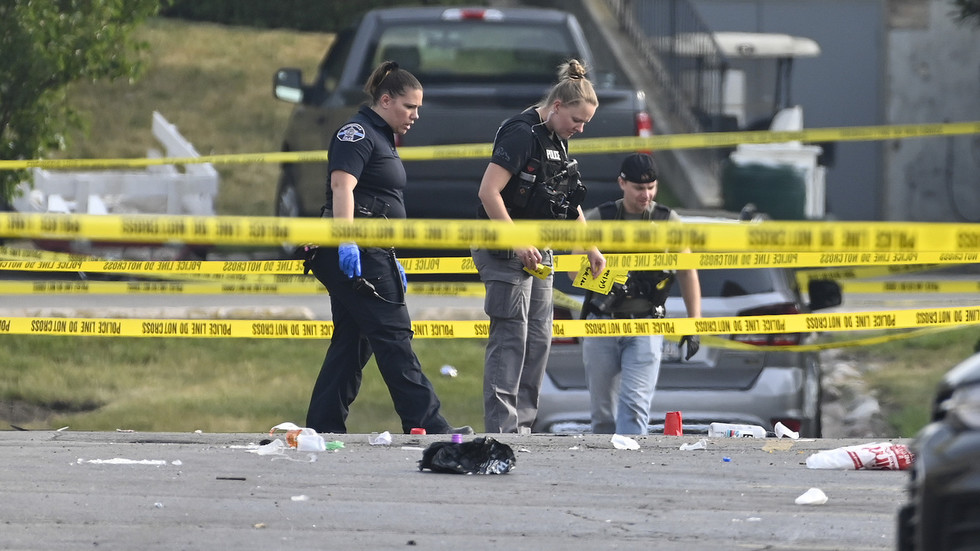 Police officers at the scene of a shooting in Willowbrook, Illinois, June 18, 2023. © AP Photo / Matt Marton