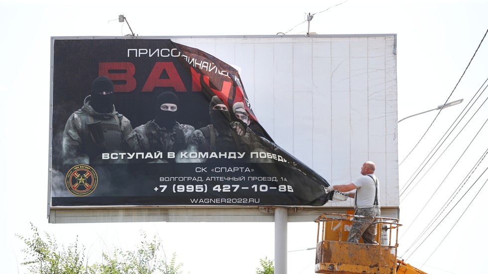 Wagner Group private military company 's advertisement gets removed from a billboard in Volgograd, Russia on June 24, 2023. © Sputnik / Kirill Braga