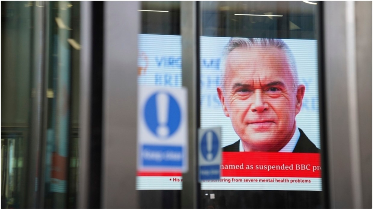 A screen in BBC Broadcasting house, in central London, displaying a photo of presenter Huw Edwards, on July 12, 2023. © James Manning / PA / AP