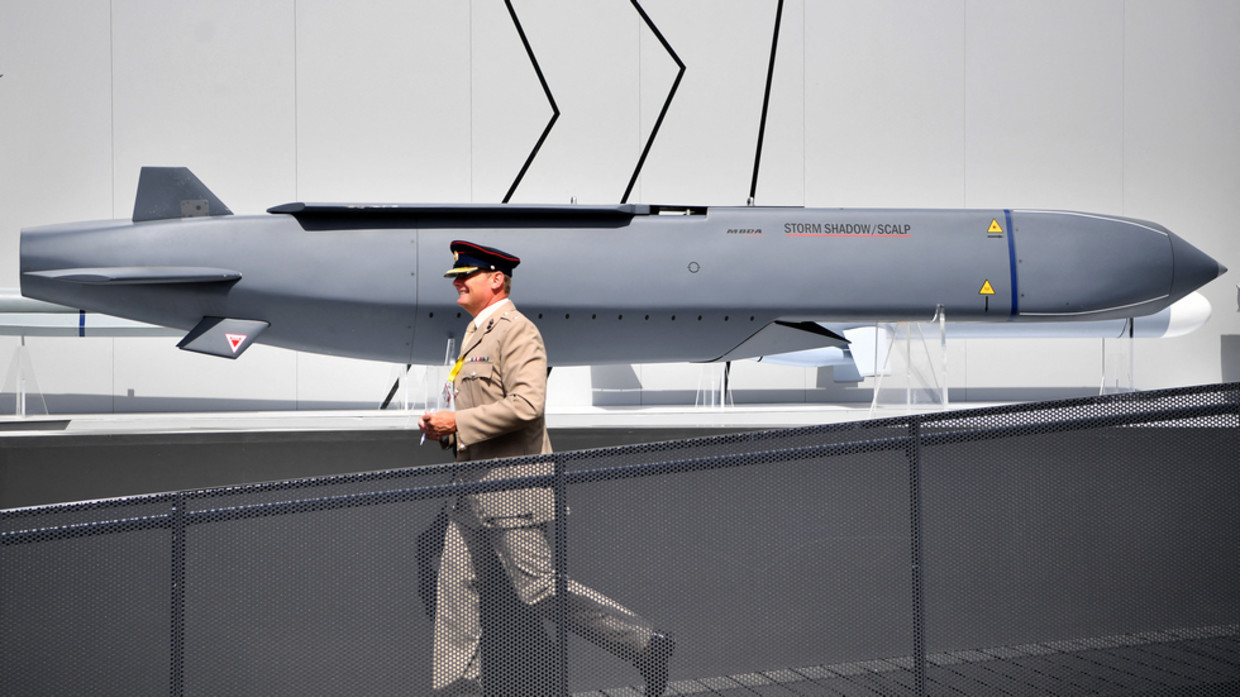 A member of the military walks past a MBDA Storm Shadow/Scalp missile at the Farnborough Airshow, south west of London, on July 17, 2018. © BEN STANSALL / AFP