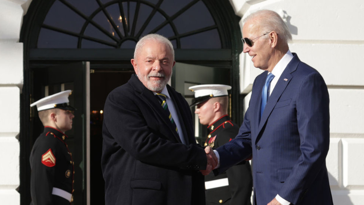 US President Joe Biden (right) greets Luiz Inácio Lula da Silva during the Brazilian president's visit to the White House in February. © Getty Images / Alex Wong