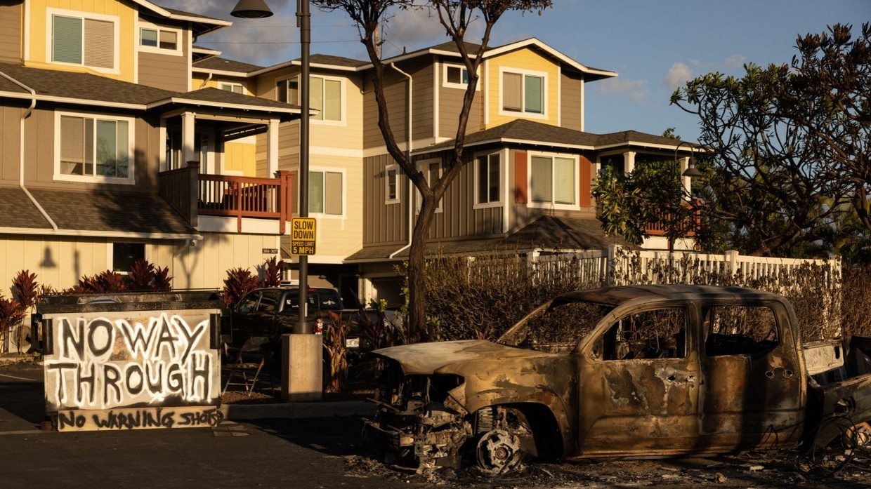 A car destroyed by fire outside an apartment complex in Lahaina, Maui, Hawaii on August 12, 2023. © Yuki IWAMURA / AFP