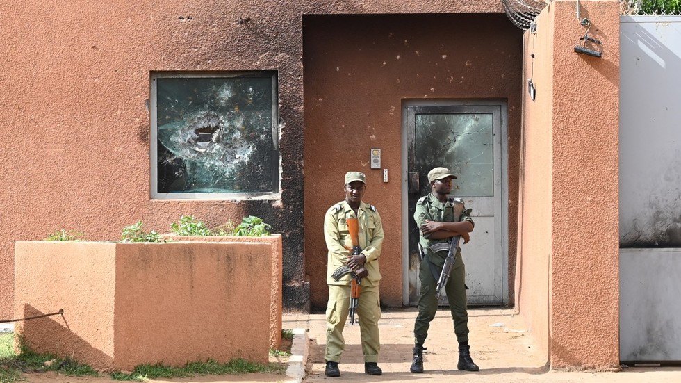 Officers of the Niger national Police are seen in front of the French Embassy in Niamey on August 28, 2023. © AFP