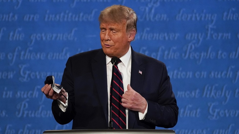 Donald Trump looks at his face mask during a first presidential debate in Cleveland, Ohio, September 29, 2020 © AP / Julio Cortez