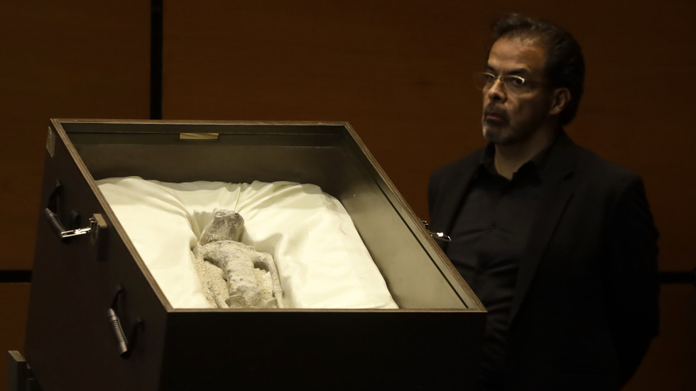 A specimen known as the Nazca Mummy is displayed at the Mexico Public Hearing on Unidentified Anomalous Phenomena in the Chamber of Deputies on September 12, 2023 in Mexico City, Mexico. © Global Look Press/Keystone Press Agency